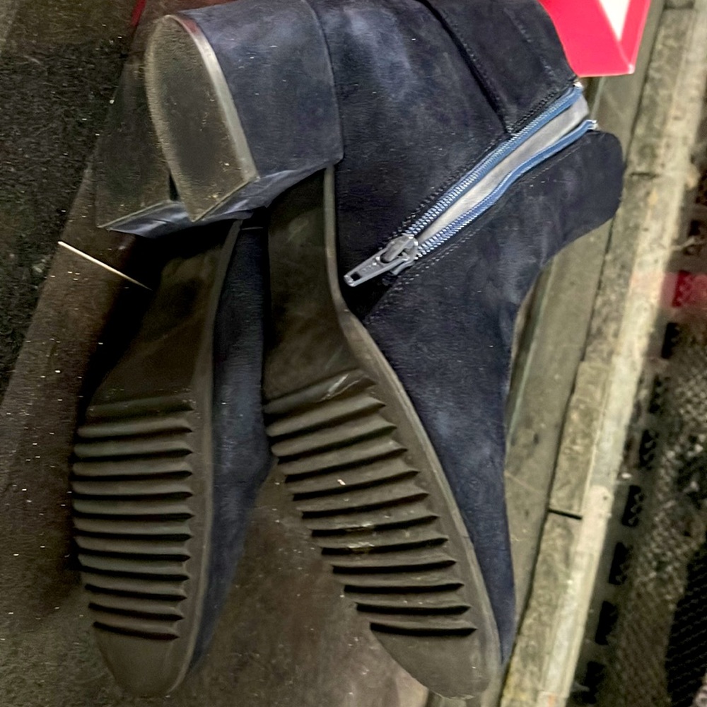Vaneli Fidela size 7 suede ankle boots - Picture 4 of 5